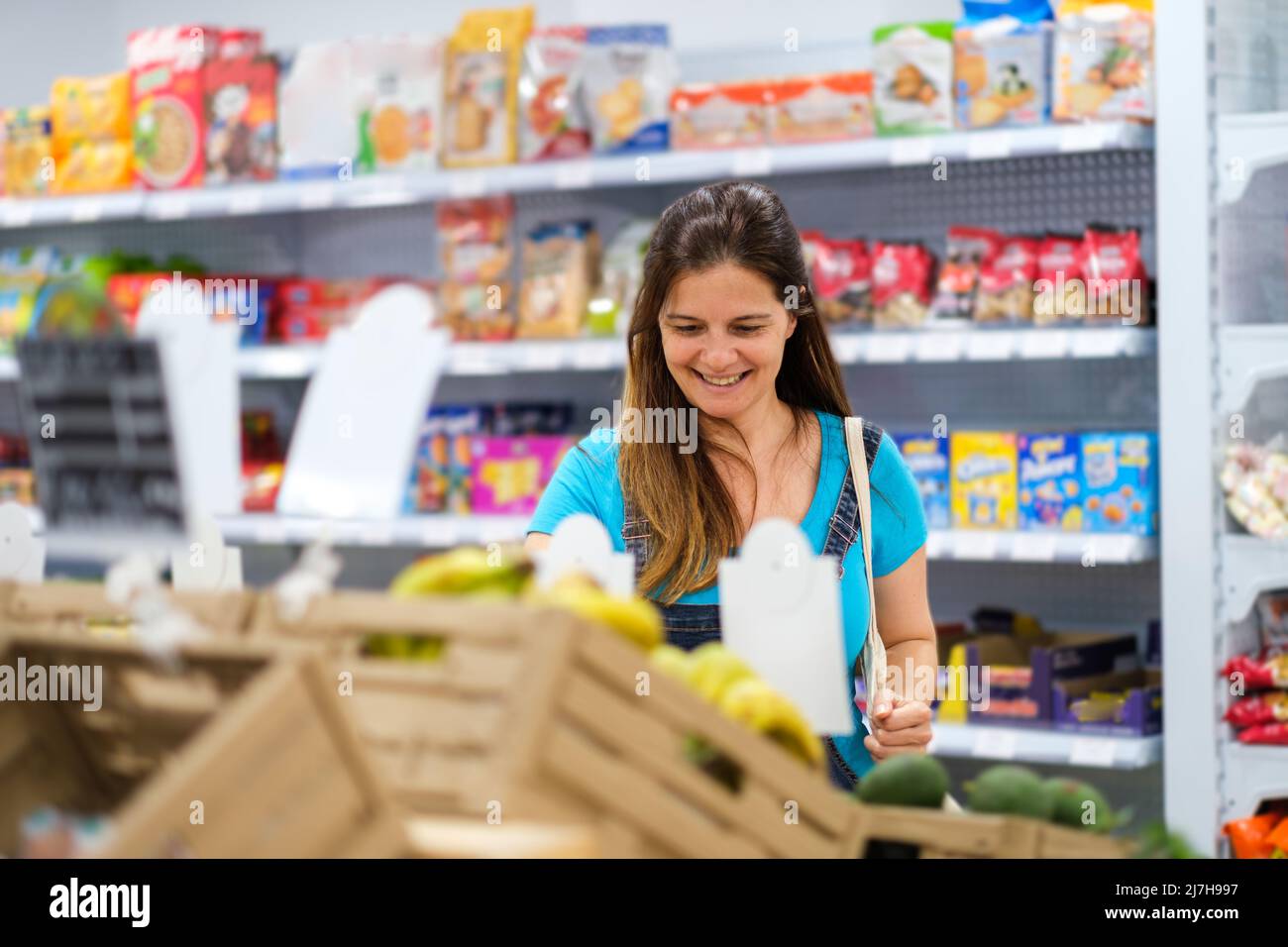 Femme d'âge moyen achetant des aliments sains Banque D'Images