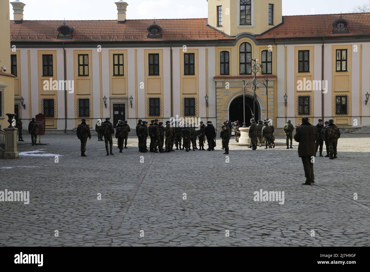 Soldats bélarussiens dans la cour du château de Nesvizh en Biélorussie Banque D'Images