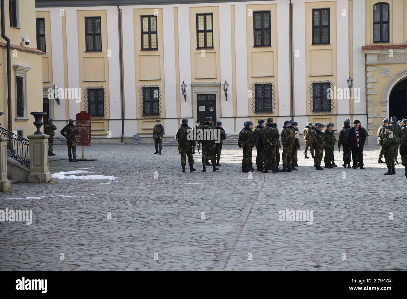 Soldats bélarussiens dans la cour du château de Nesvizh en Biélorussie Banque D'Images