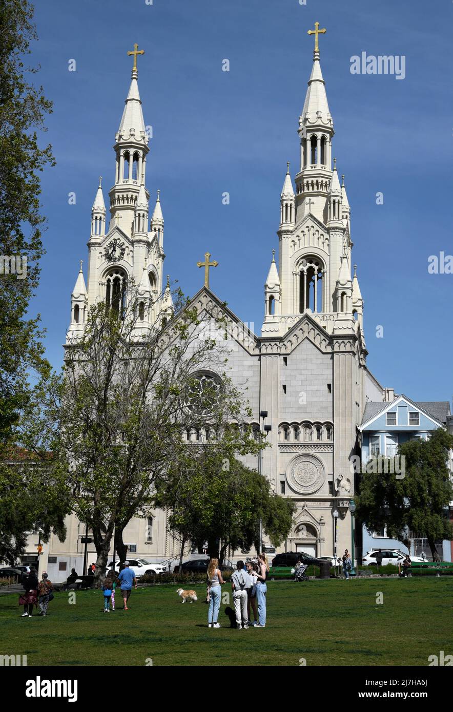 Un groupe de jeunes parlent devant l'église catholique Saints Pierre et Paul, à San Francisco, en Californie. Banque D'Images