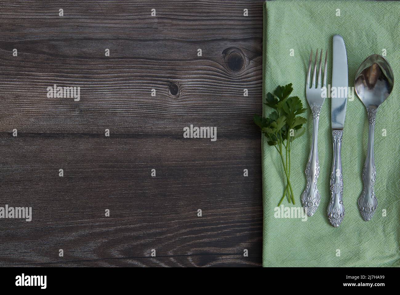 fourchette, cuillère et couteau sur une table en bois Banque D'Images