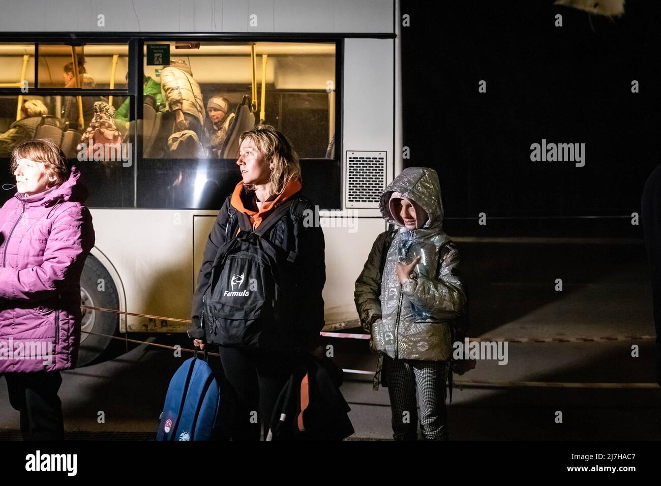 Mariya et sa fille Sophia (9 ans) attendent que le membre de leur famille termine une entrevue après être arrivée de Marioupol à Zaporizhia le dimanche soir. Les Nations Unies et la Croix-Rouge ont maintenant évacué plus de 300 000 civils de Marioupol, contrôlé par la Russie, alors que la dernière vague d'évacuations d'Azovstal atteint la sécurité dans Zaporizhia, contrôlé par l'Ukraine, dimanche soir. Le président ukrainien Zelenskiy a déclaré samedi que la première phase d'évacuation du dernier bastion de Mariupolës, Azovstal, était achevée. Selon les Nations Unies, plus de 11 millions de personnes auraient fui leurs foyers en Ukraine Banque D'Images