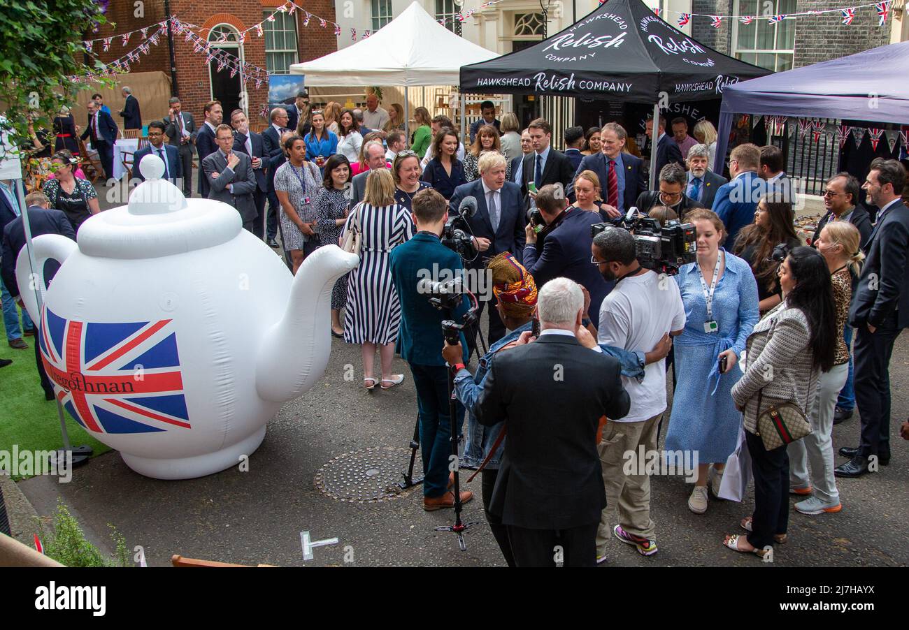 Londres, Angleterre, Royaume-Uni. 9th mai 2022. Le Premier ministre britannique BORIS JOHNSON visite les stands de Downing Street pendant le salon de présentation numéro 10. (Image de crédit : © Tayfun Salci/ZUMA Press Wire) Banque D'Images