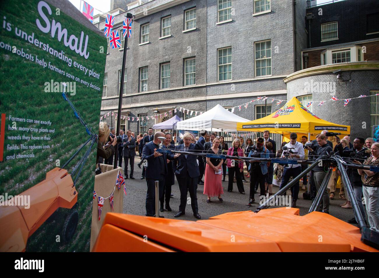 Londres, Angleterre, Royaume-Uni. 9th mai 2022. Le Premier ministre britannique BORIS JOHNSON visite les stands de Downing Street pendant le salon de présentation numéro 10. (Image de crédit : © Tayfun Salci/ZUMA Press Wire) Banque D'Images