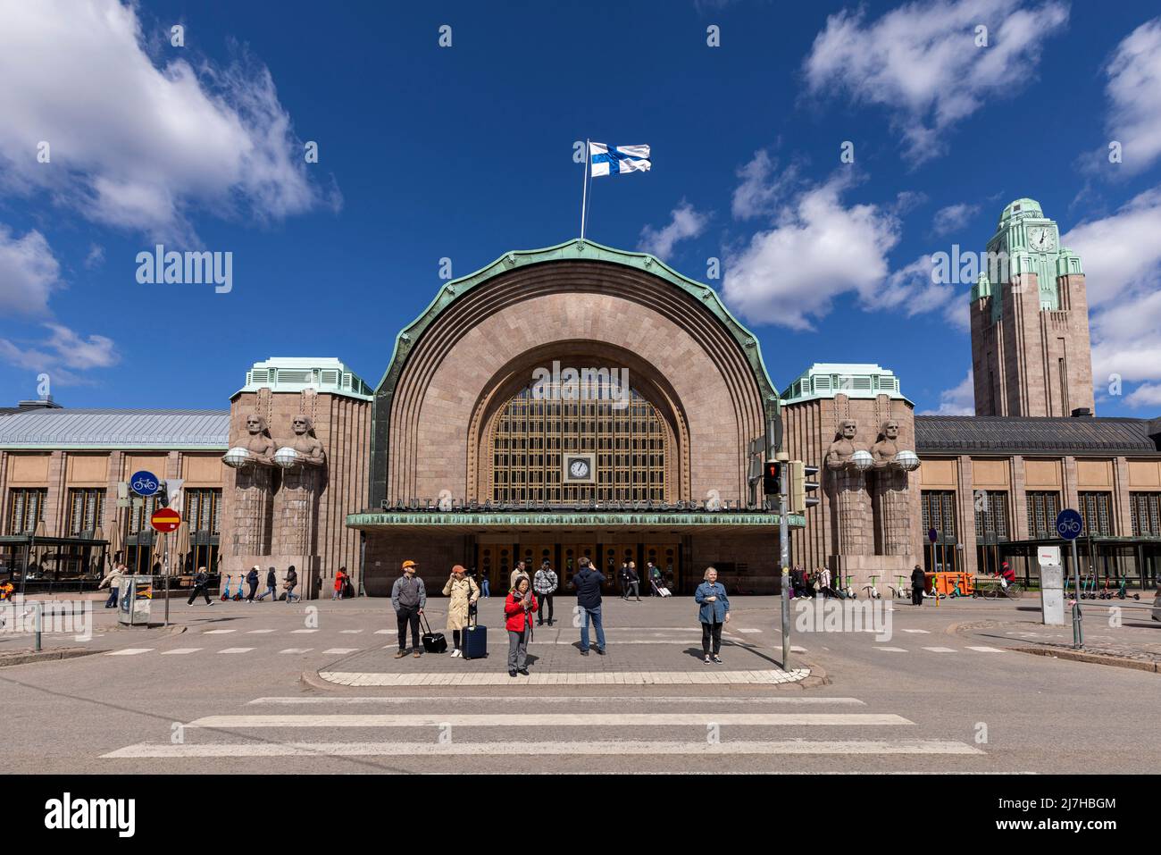 Drapeau finlandais survolant la gare d'Helsinki lors de la fête des mères internationale Banque D'Images