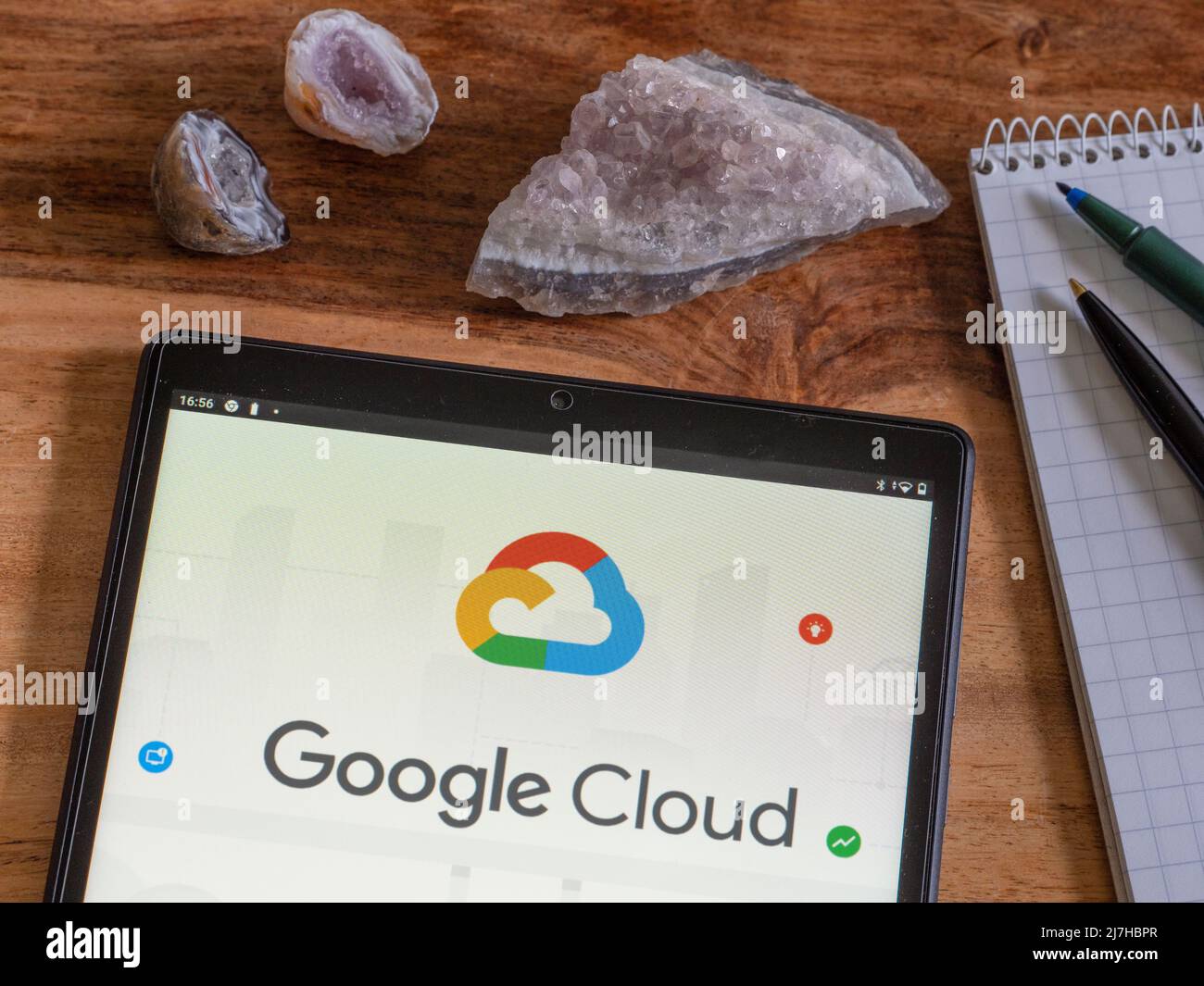 Sur cette photo, le logo Google Cloud apparaît sur une tablette Banque D'Images
