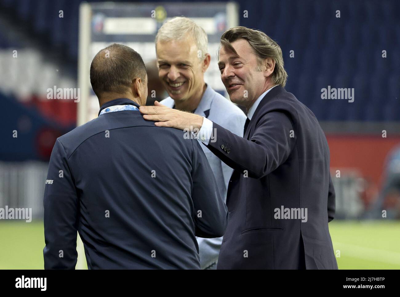 Maire de Troyes François Baroin, entraîneur de l'ESTAC Troyes Bruno Irles (au centre) après le championnat de France Ligue 1 de football entre Paris Saint-Germain et ESTAC Troyes le 8 mai 2022 au stade du Parc des Princes à Paris, France - photo: Jean Catuffe/DPPI/LiveMedia Banque D'Images