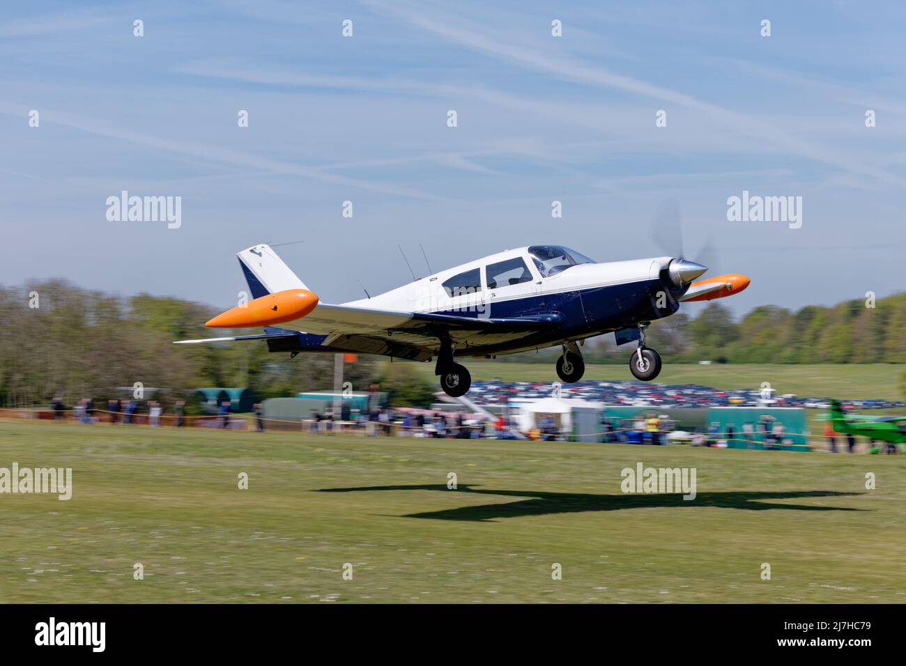 Piper PA-24 Comanche Light Aircraft N84VK, immatriculé aux États-Unis, arrive à l'aérodrome de Popham dans le Hampshire pour assister au vol annuel de l'avion microléger. Banque D'Images