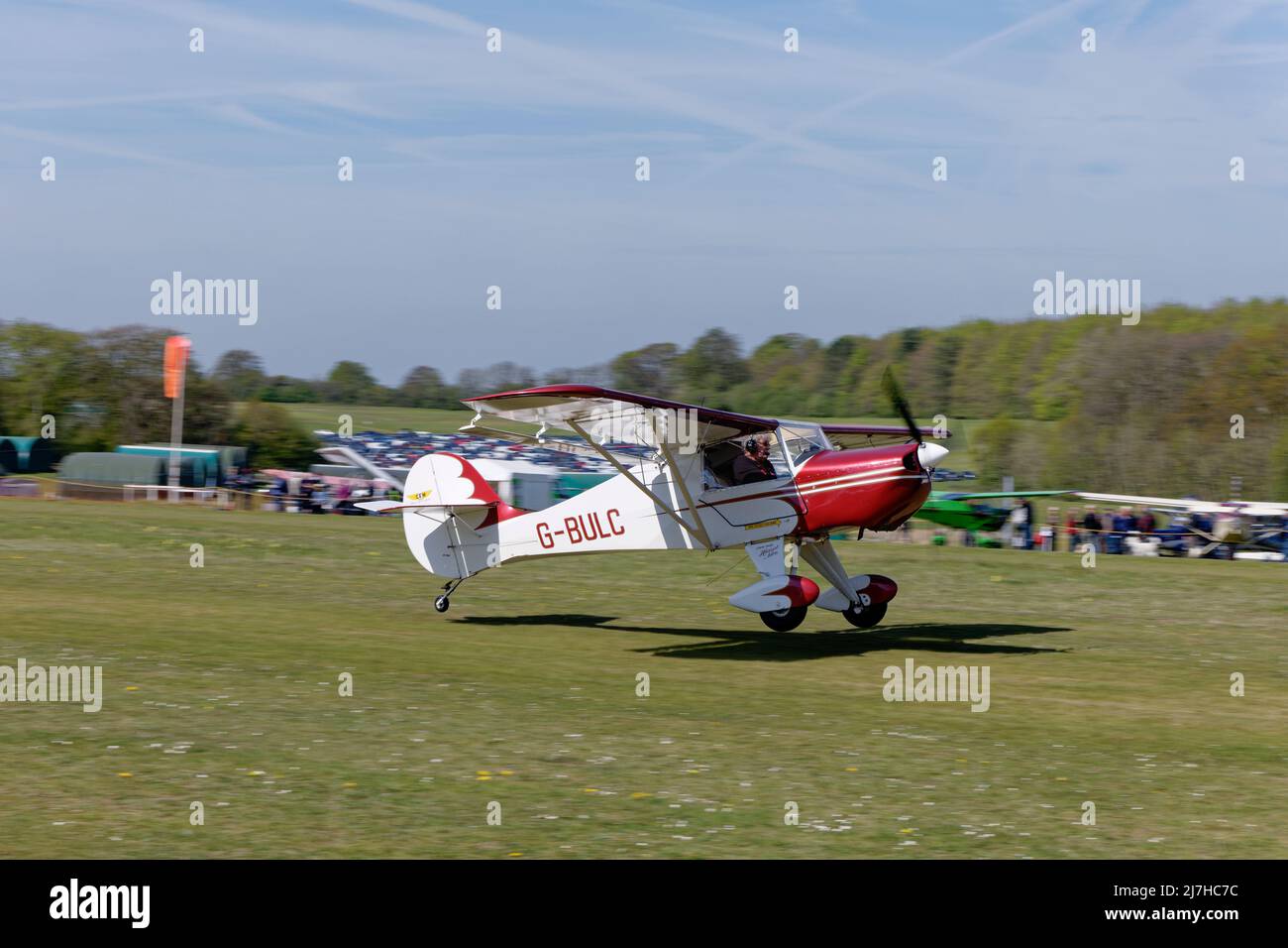 Kit rouge et blanc avion un avion Avid Flyer enregistrement G-BULC arrive à l'aérodrome de Popham, dans le Hampshire, en Angleterre, pour assister au vol annuel de l'avion microléger Banque D'Images