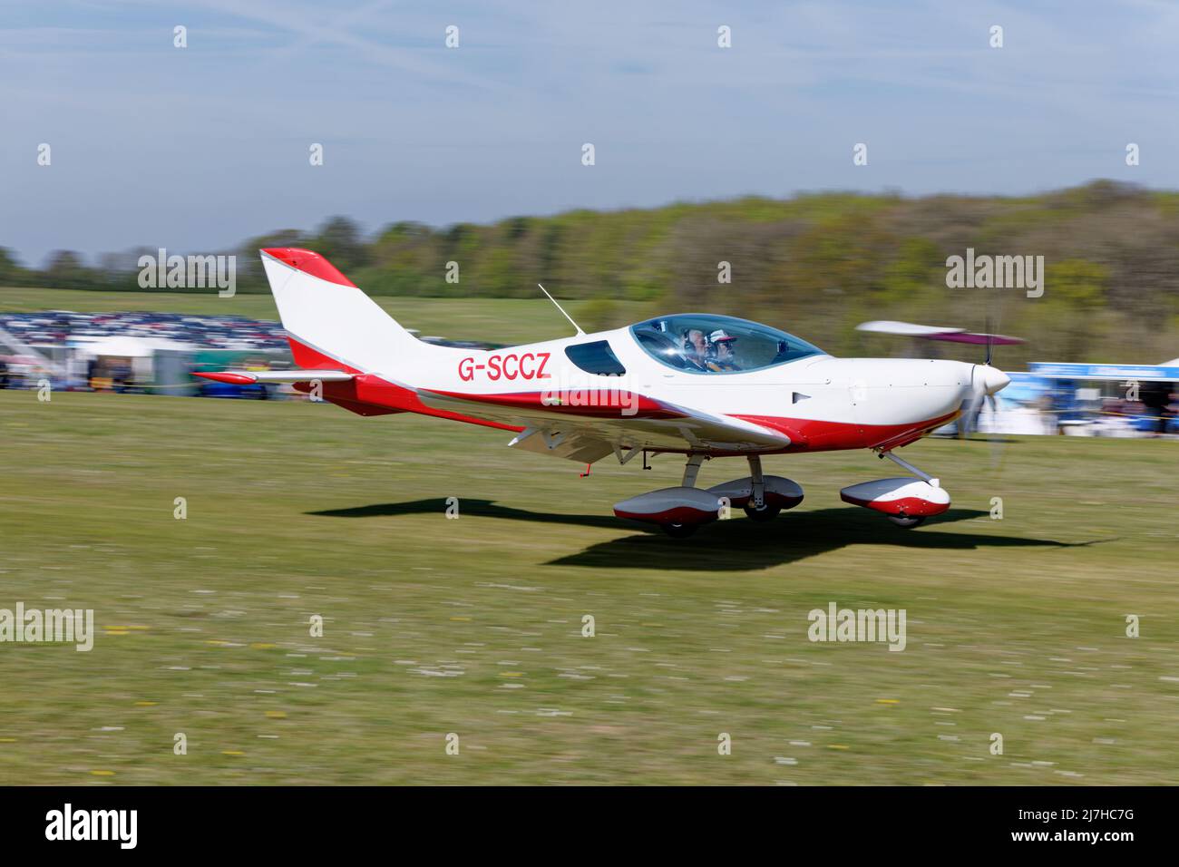 Le G-SCCZ, l'avion de sport de la CSA, à l'aspect lisse, débarque en douceur à l'aérodrome de Popham, près de Basingstoke, dans le Hampshire en Angleterre Banque D'Images