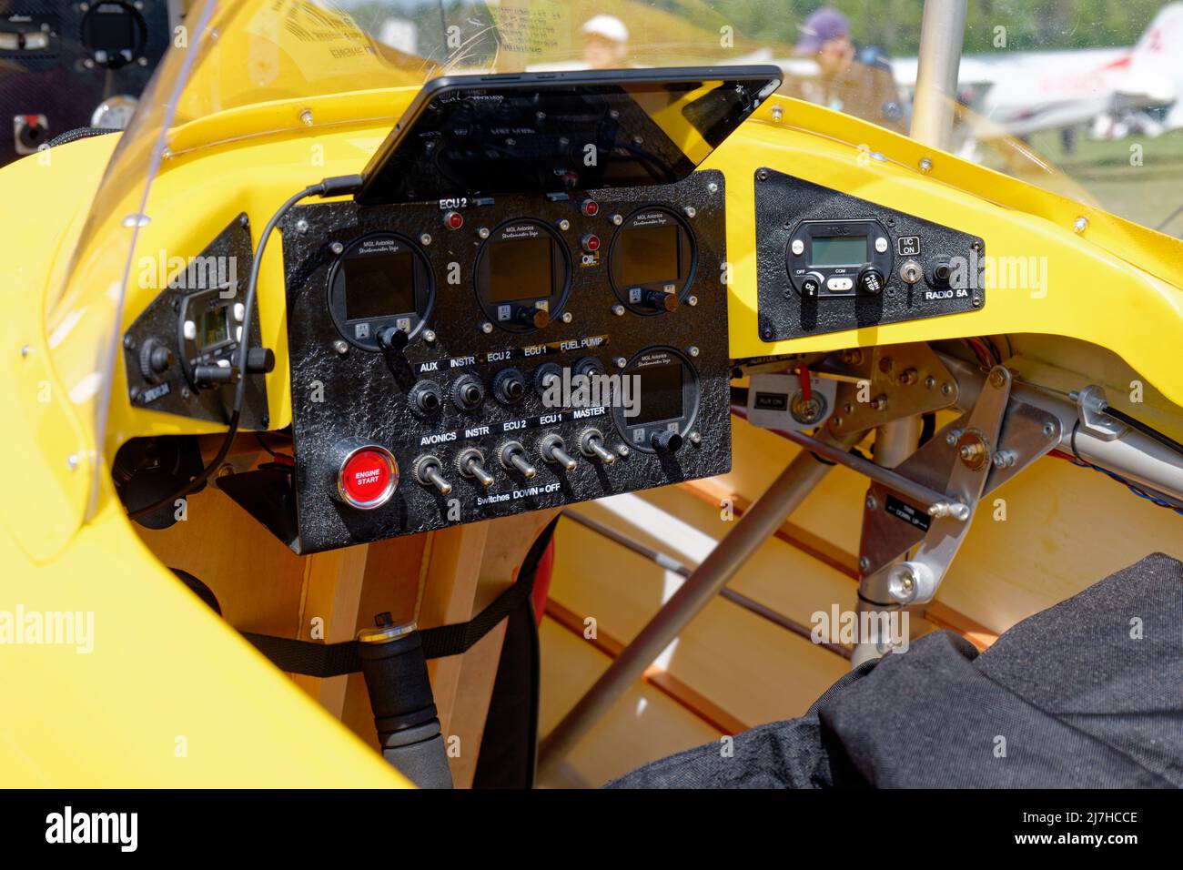 Intérieur simple mais joliment fini de ce cockpit d'avion jaune vif vu sur le G-CLZW biplan stationné à Popham. Banque D'Images