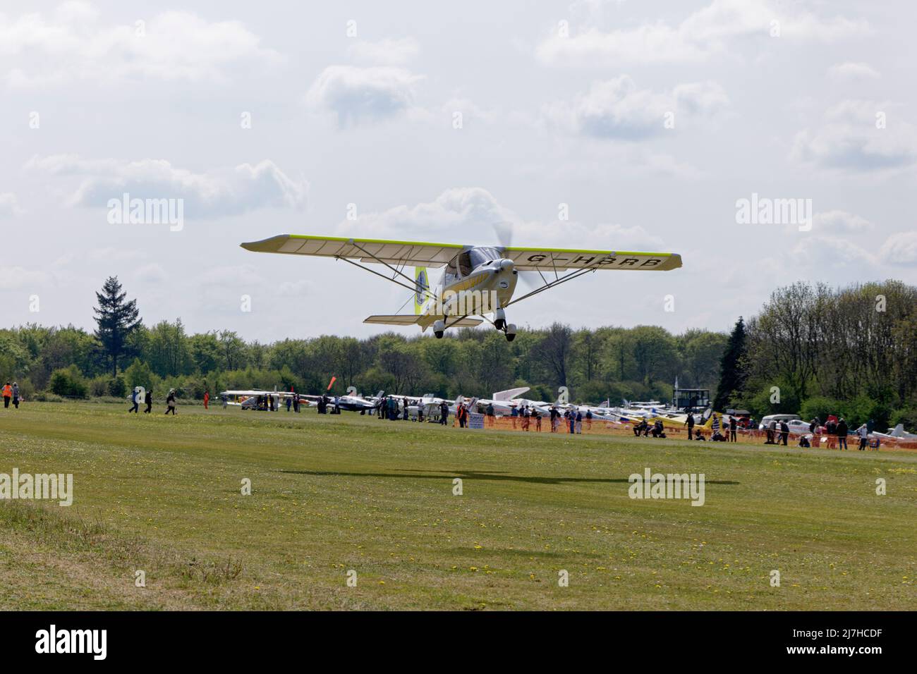 Ikarus C42 l'avion Microlight G-HBRB du Air Adventures Flying Club prend son départ de la piste d'herbe à l'aérodrome de Popham près de Basingstoke Banque D'Images