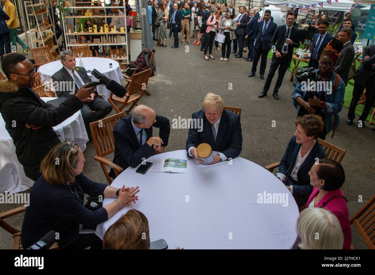 Londres, Angleterre, Royaume-Uni. 9th mai 2022. Le Premier ministre britannique BORIS JOHNSON visite les stands de Downing Street pendant le salon de présentation numéro 10. (Image de crédit : © Tayfun Salci/ZUMA Press Wire) Banque D'Images