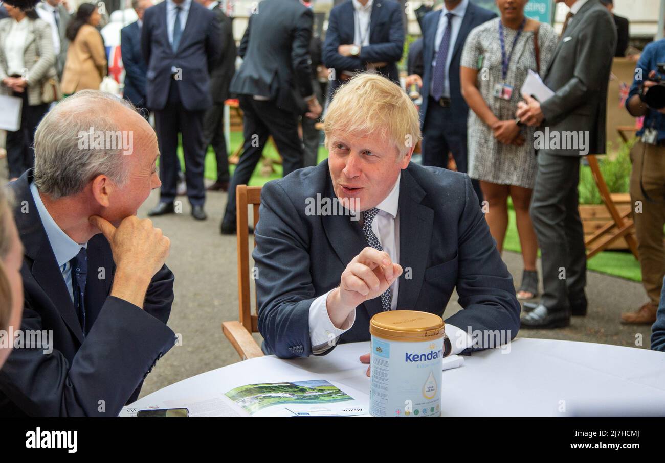 Londres, Angleterre, Royaume-Uni. 9th mai 2022. Le Premier ministre britannique BORIS JOHNSON visite les stands de Downing Street pendant le salon de présentation numéro 10. (Image de crédit : © Tayfun Salci/ZUMA Press Wire) Banque D'Images