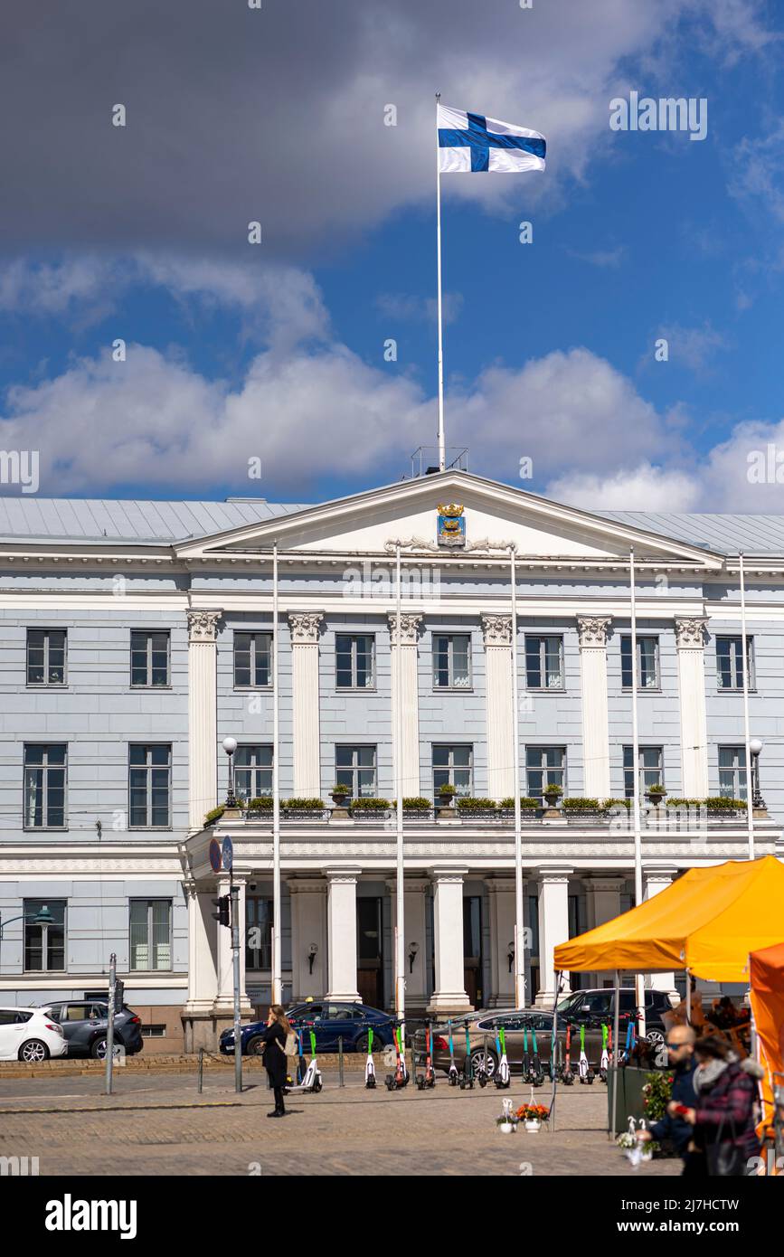 Drapeau finlandais survolant l'hôtel de ville d'Helsinki Banque D'Images