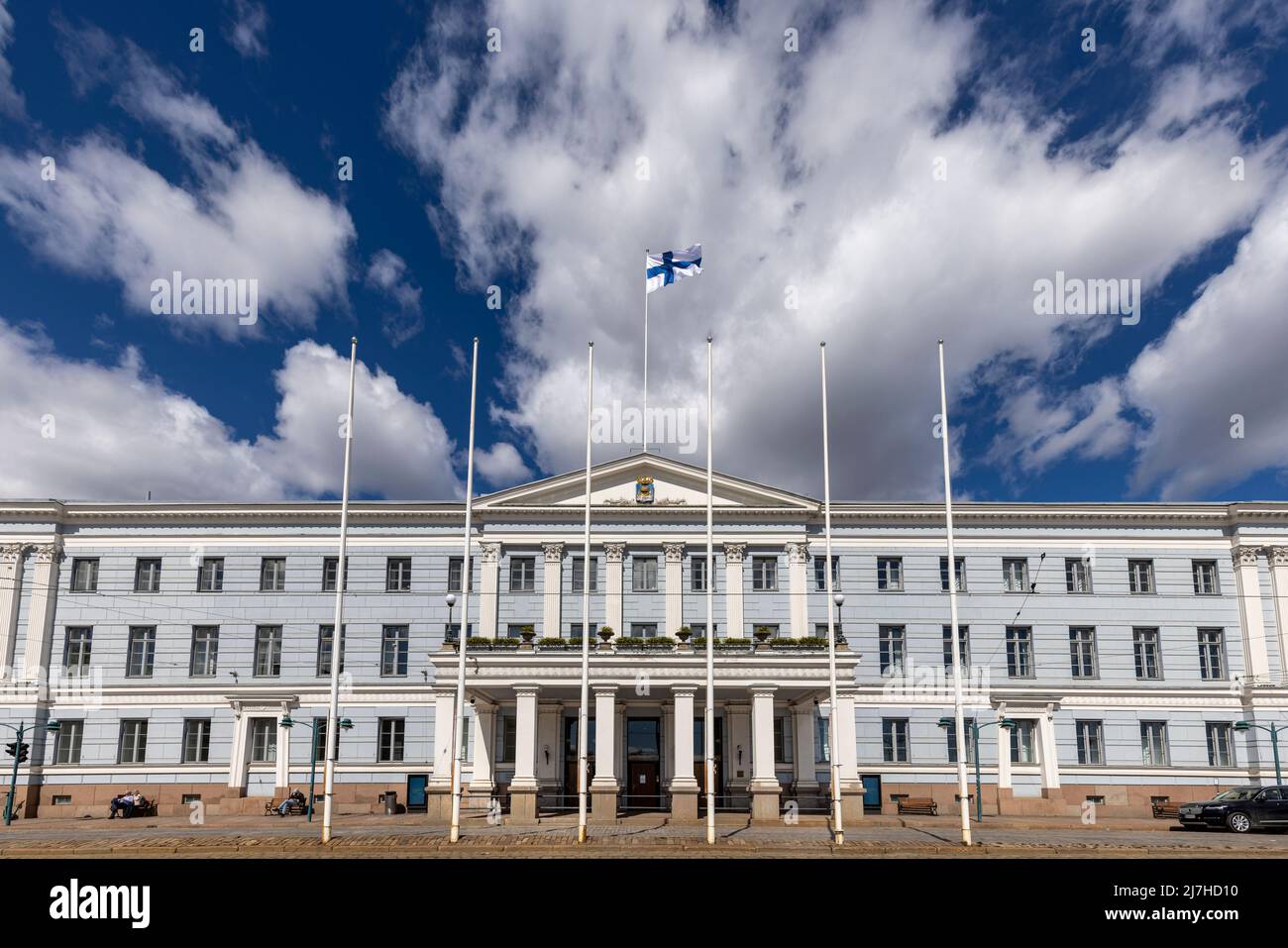 Drapeau finlandais survolant l'hôtel de ville d'Helsinki Banque D'Images