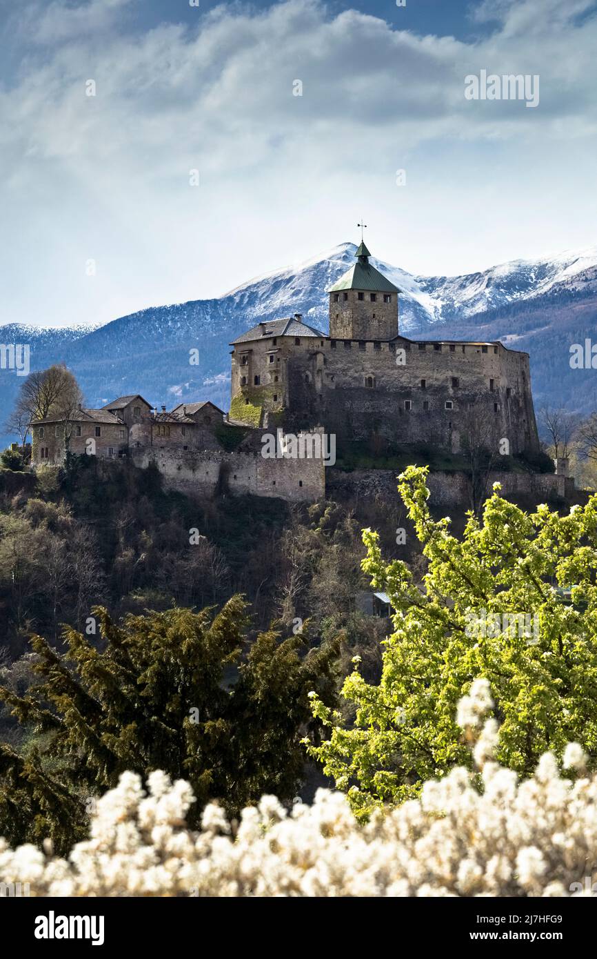 L'imposante structure fortifiée du château d'Ivano se distingue parmi les montagnes de Valsugana. Castel Ivano, province de Trento, Trentin-Haut-Adige, Italie. Banque D'Images