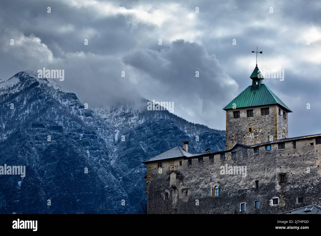 L'imposante structure fortifiée du château d'Ivano se distingue parmi les montagnes de Valsugana. Castel Ivano, province de Trento, Trentin-Haut-Adige, Italie. Banque D'Images