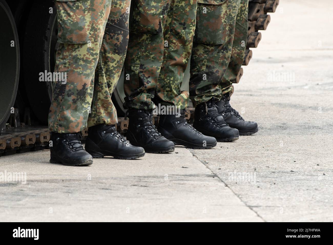 Stetten am Kalten Markt, Allemagne. 09th mai 2022. Les soldats se tiennent devant un char à Albkaserne. Crédit : Silas Stein/dpa/Alay Live News Banque D'Images