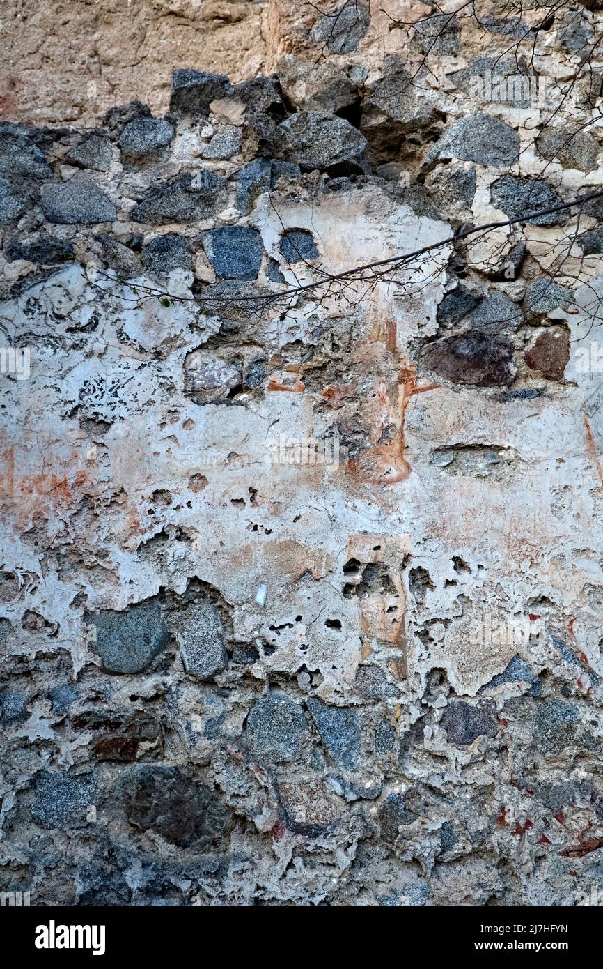 Fresque détériorée représentant un crucifix dans les ruines du château de Castellaalto. Telve, province de Trento, Trentin-Haut-Adige, Italie. Banque D'Images