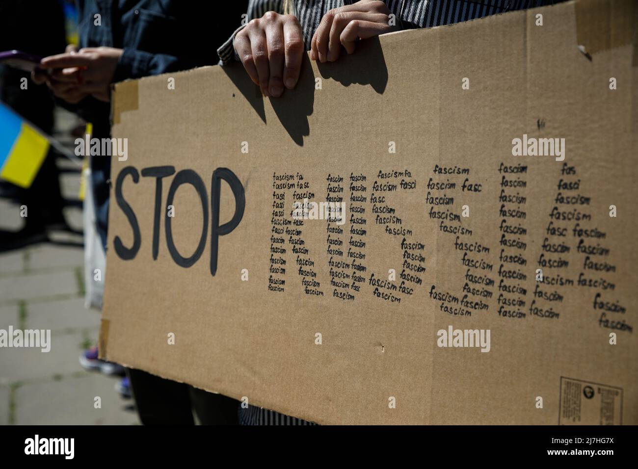 Varsovie, Pologne. 09th mai 2022. La femme tient un écriteau lors de la manifestation au cimetière des soldats soviétiques à Varsovie le jour de la victoire. Lors du 77th anniversaire de la victoire de l'Armée rouge sur l'Allemagne nazie, des militants ukrainiens se sont produits au cimetière de soldats soviétiques à Varsovie alors qu'ils protestaient contre l'invasion russe de l'Ukraine. Des militants ont interdit à la délégation russe dirigée par Sergey Andreev, ambassadeur de la Fédération de Russie en Pologne, d'entrer dans le cimetière. Au cours de cette tentative, les diplomates ont été dusés par les militants ukrainiens de fausses informations. Banque D'Images