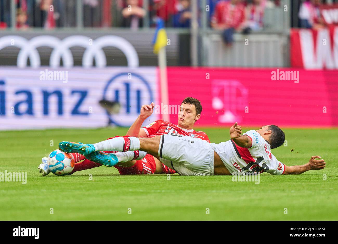 Munich, Allemagne, 08/05/2022, Benjamin PAVARD, FCB 5 concourent pour le ballon, s'attaquer, duel, header, zweikampf, Action, lutte contre Tiago Tomas, VFB 18 dans le match FC BAYERN MÜNCHEN - VFB STUTTGART 2-2 1.Ligue allemande de football le 08 mai 2022 à Munich, Allemagne. Saison 2021/2022, jour de match 33, 1.Bundesliga, Muenchen, 33.Spieltag. FCB, © Peter Schatz / Alamy Live News - LA RÉGLEMENTATION DFL INTERDIT TOUTE UTILISATION DE PHOTOGRAPHIES comme SÉQUENCES D'IMAGES et/ou QUASI-VIDÉO - Banque D'Images