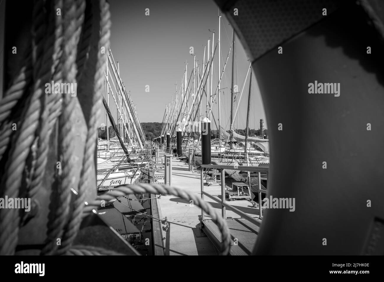 De nombreux bateaux à voile sont amarrés dans le port de plaisance de Luebeck-Travemuende Banque D'Images