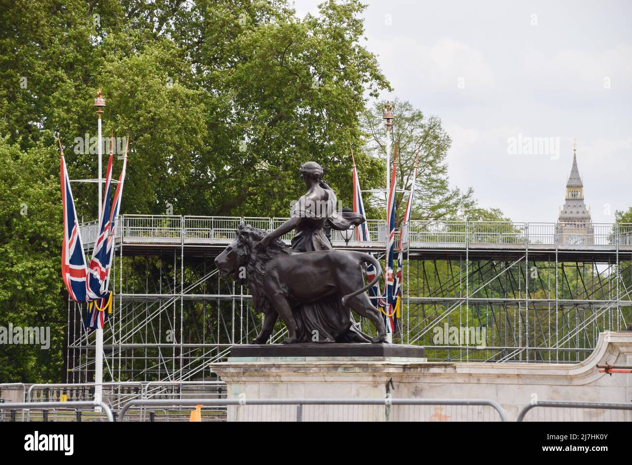 Londres, Royaume-Uni. 9th mai 2022. Des préparatifs sont en cours autour du Palais de Buckingham pour le Jubilé de platine de la Reine, marquant ainsi le 70th anniversaire de l'accession de la Reine au trône. Un week-end spécial prolongé du Jubilé de platine aura lieu du 2nd au 5th juin. Credit: Vuk Valcic/Alamy Live News Banque D'Images