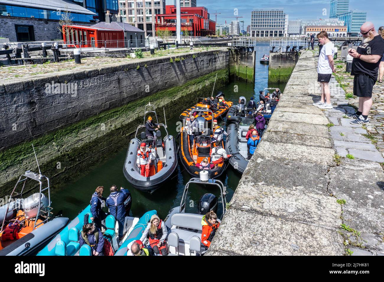 Un groupe de petits bateaux à l'intérieur de Buckingham Lock, à Ringsend à Dublin, en Irlande, attendant que l'écluse remplisse et leur permettent de passer par la porte d'écluse, Banque D'Images