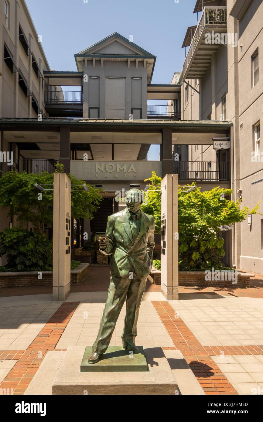 Statue de Max Heller devant NOMA Flats Plaza, centre-ville de Greenville SC Banque D'Images