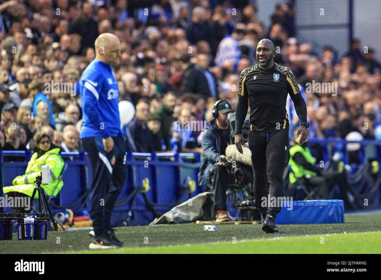 Darren Moore, directeur de Sheffield mercredi, regarde Alex Neil, directeur de Sunderland Banque D'Images