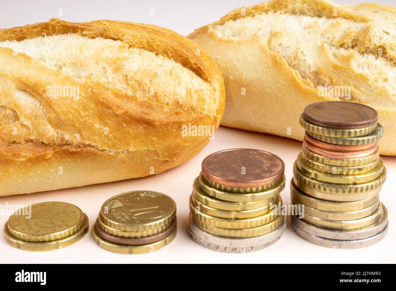 Le prix du pain va en hausse. La nourriture et les produits sont plus chers. Augmentation du prix du panier de consommation Banque D'Images