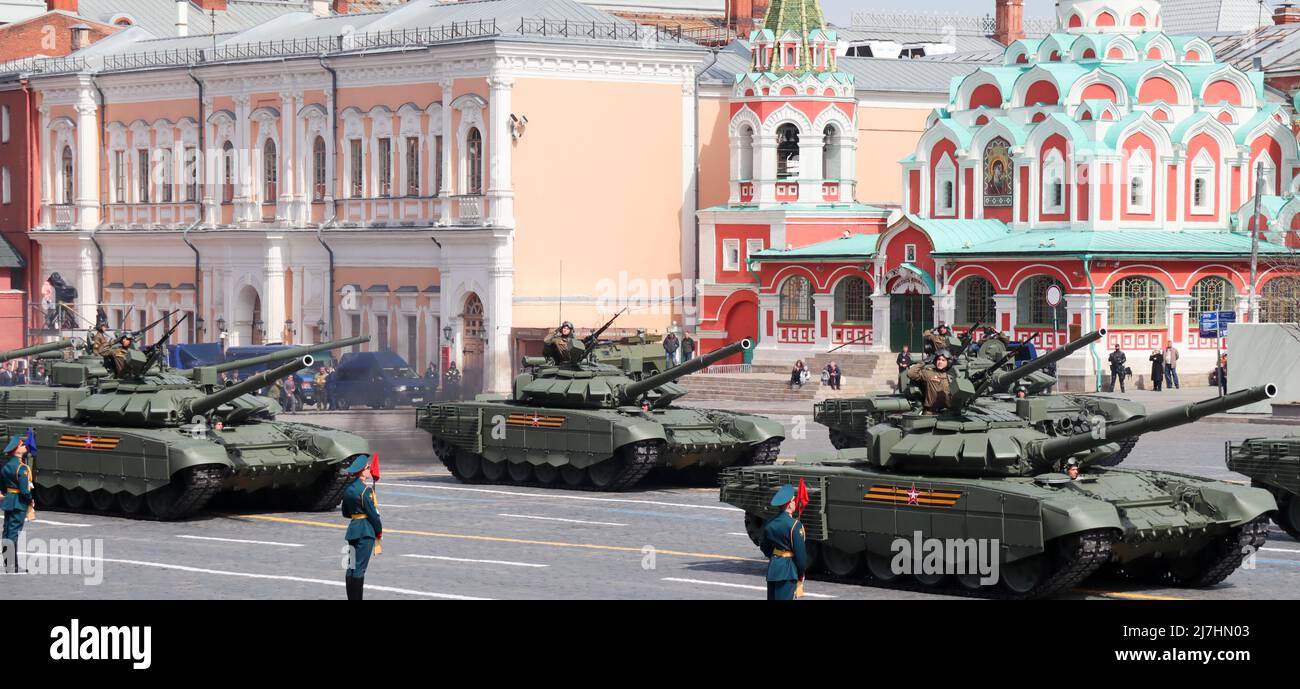 Moscou, Russie, 2022 mai : les principaux chars de combat T-72 BZM passent par la place Rouge à la répétition du défilé militaire. Banque D'Images