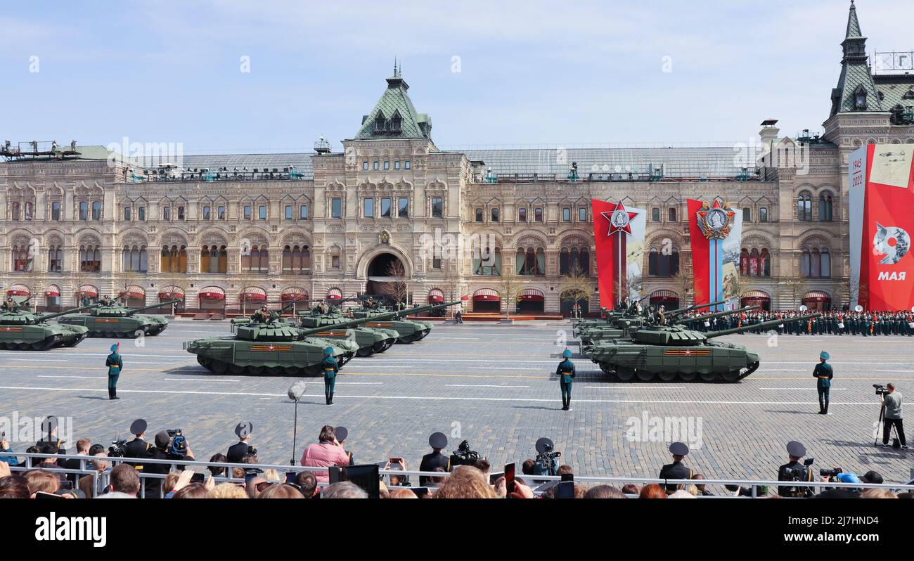 Moscou, Russie, 2022 mai : les principaux chars de combat T-72 BZM passent par la place Rouge à la répétition du défilé militaire. Banque D'Images
