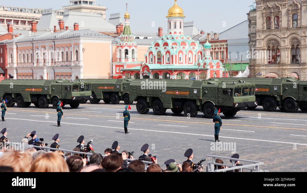 Moscou, Russie, mai 2022 : le système de missiles tactiques Iskander-M passe par la place Rouge à la répétition du défilé militaire. Banque D'Images
