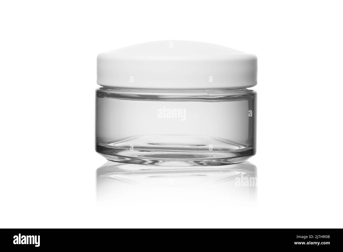 crème gel transparente pour hydrater le visage dans un pot en verre transparent et couvercle en plastique blanc sur fond blanc isolé Banque D'Images
