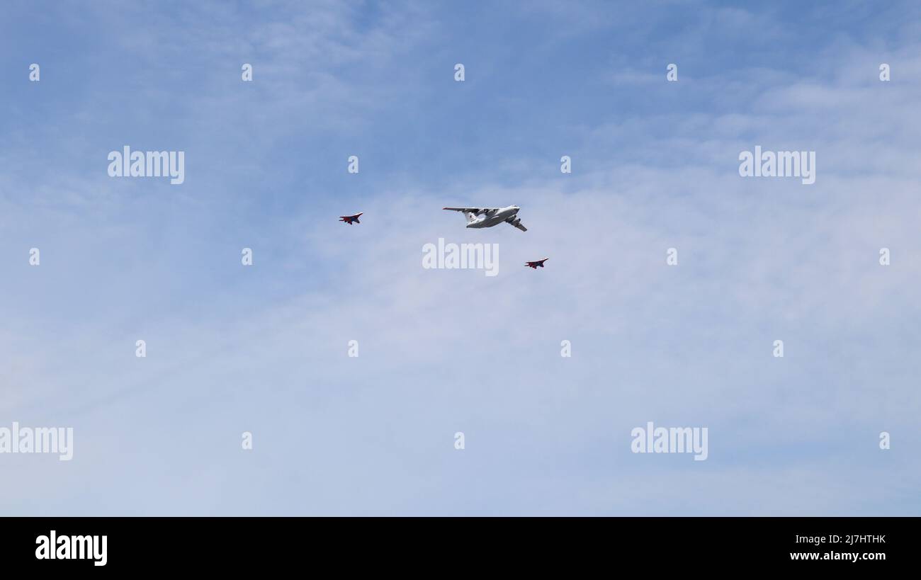 Moscou, Russie, mai 2022 : l'avion-citerne il-78. Accompagné de combattants MIG-29. Avions participant à la répétition principale du défilé militaire. Banque D'Images