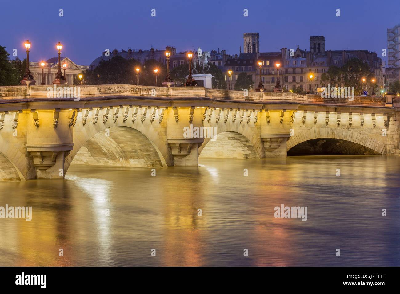 La Seine a inondé la nuit. Banque D'Images