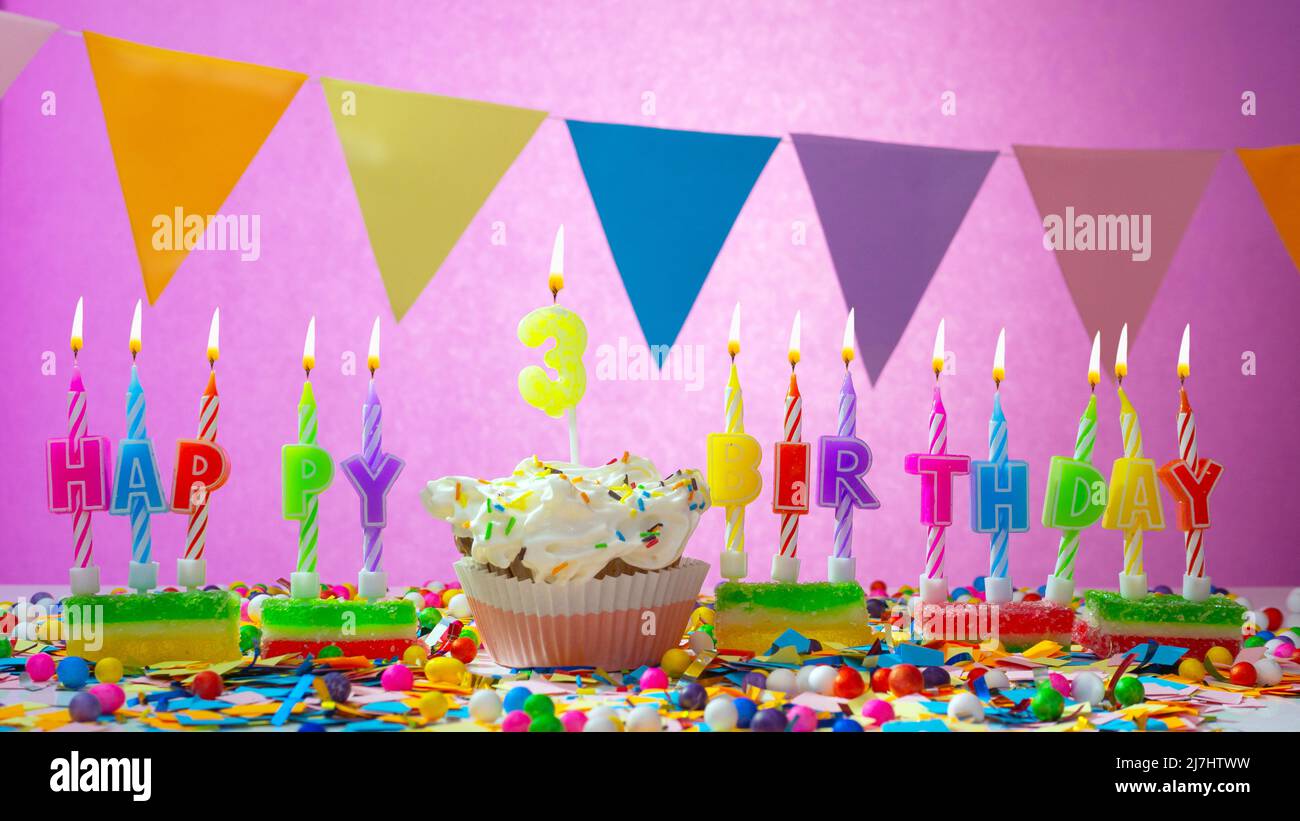 Gâteau D'anniversaire Avec Des Bougies Nombre Cinquante Six Isolé Sur