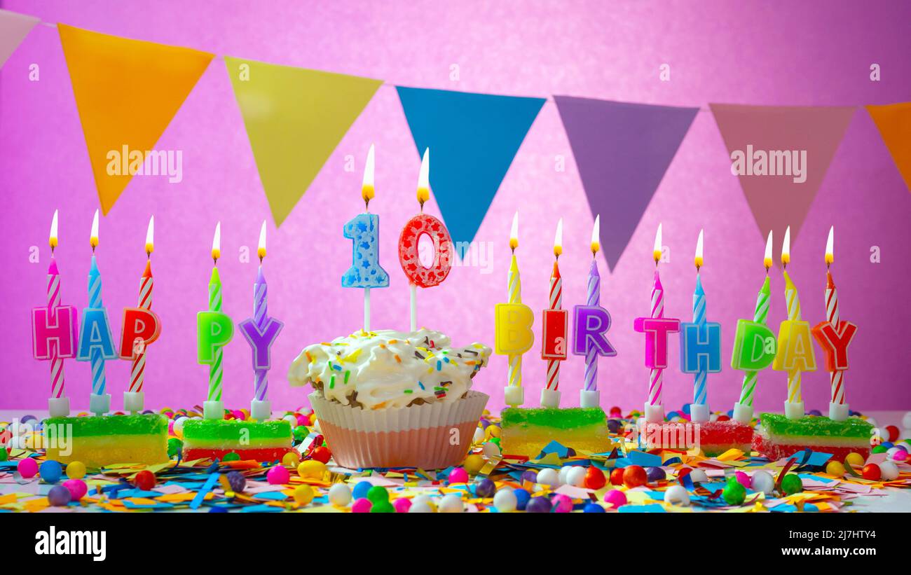 Carte d'anniversaire avec un numéro avec un numéro. Joyeux anniversaire magnifique fond rose. Les bougies brûlent avec un gâteau de crème de fête. Banque D'Images