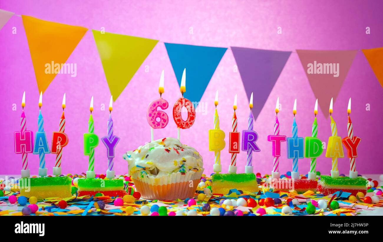 Carte d'anniversaire avec un numéro avec un numéro. Joyeux anniversaire magnifique fond rose. Les bougies brûlent avec un gâteau de crème de fête. Banque D'Images