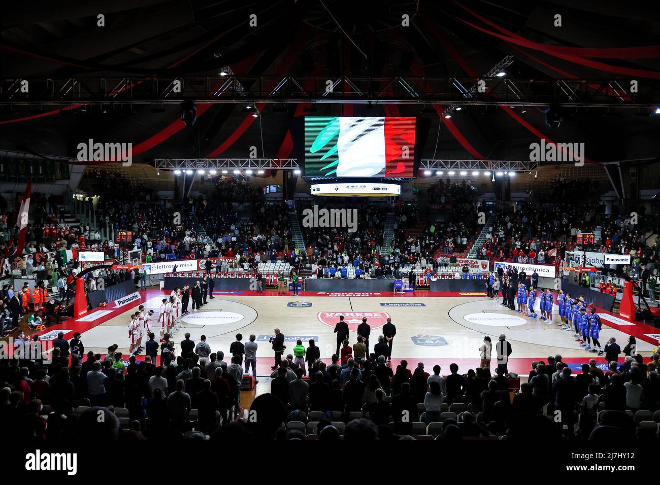 Varese, Italie. 08th mai 2022. Vue générale à l'intérieur de l'arène Enerxenia pendant le basket italien LBA Lega basket Un match de saison régulière 2021/22 entre OpenJobMetis Varese et Dinamo Sassari Banco di Sardegna à l'arène Enerxenia. Note finale : (Varese 96 - 110 Sassari) crédit : SOPA Images Limited/Alamy Live News Banque D'Images