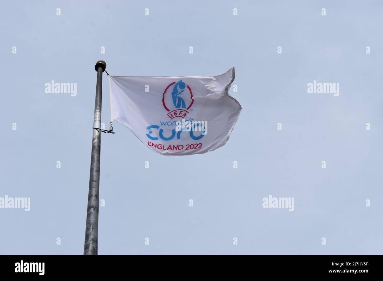 Un drapeau pour l'Euro 2022 des femmes de l'UEFA volant à Station Square, Milton Keynes, avec copyspace. Banque D'Images