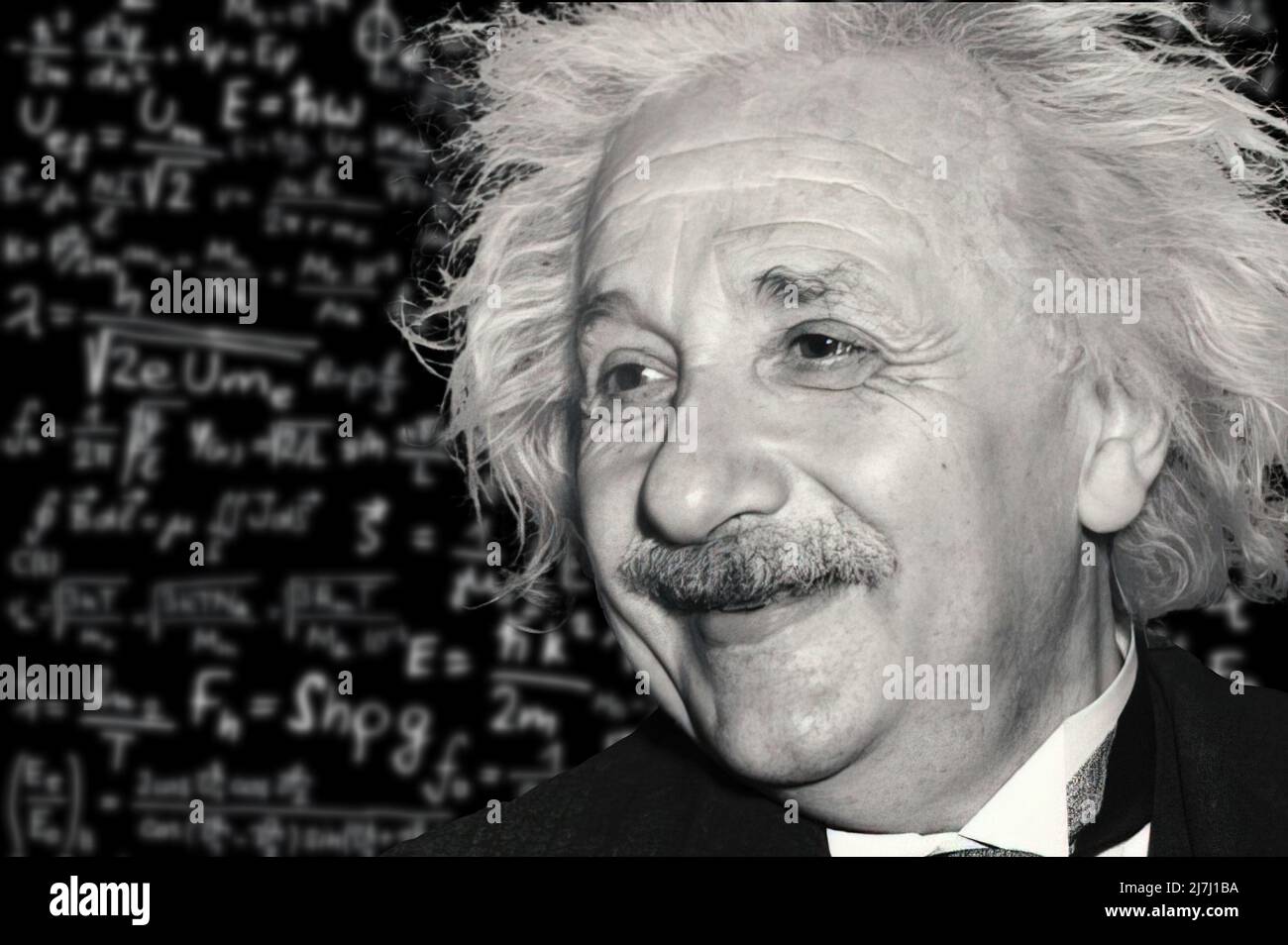 Albert Einstein, dans un fond plein de formules mathématiques Banque D'Images