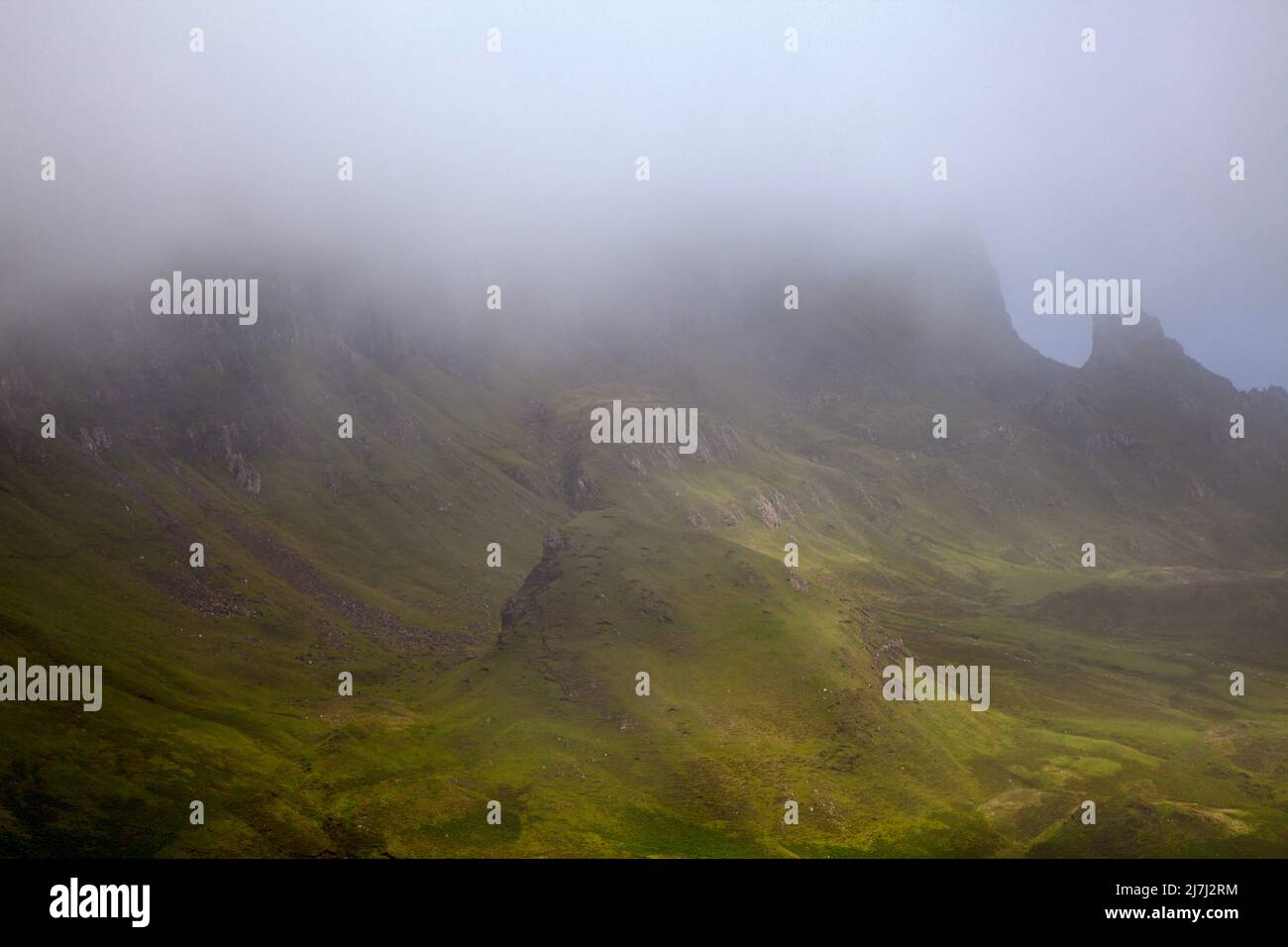 Le Quiraing couvert de brume, île de Skye, Highlands écossais, photographie de paysage Banque D'Images