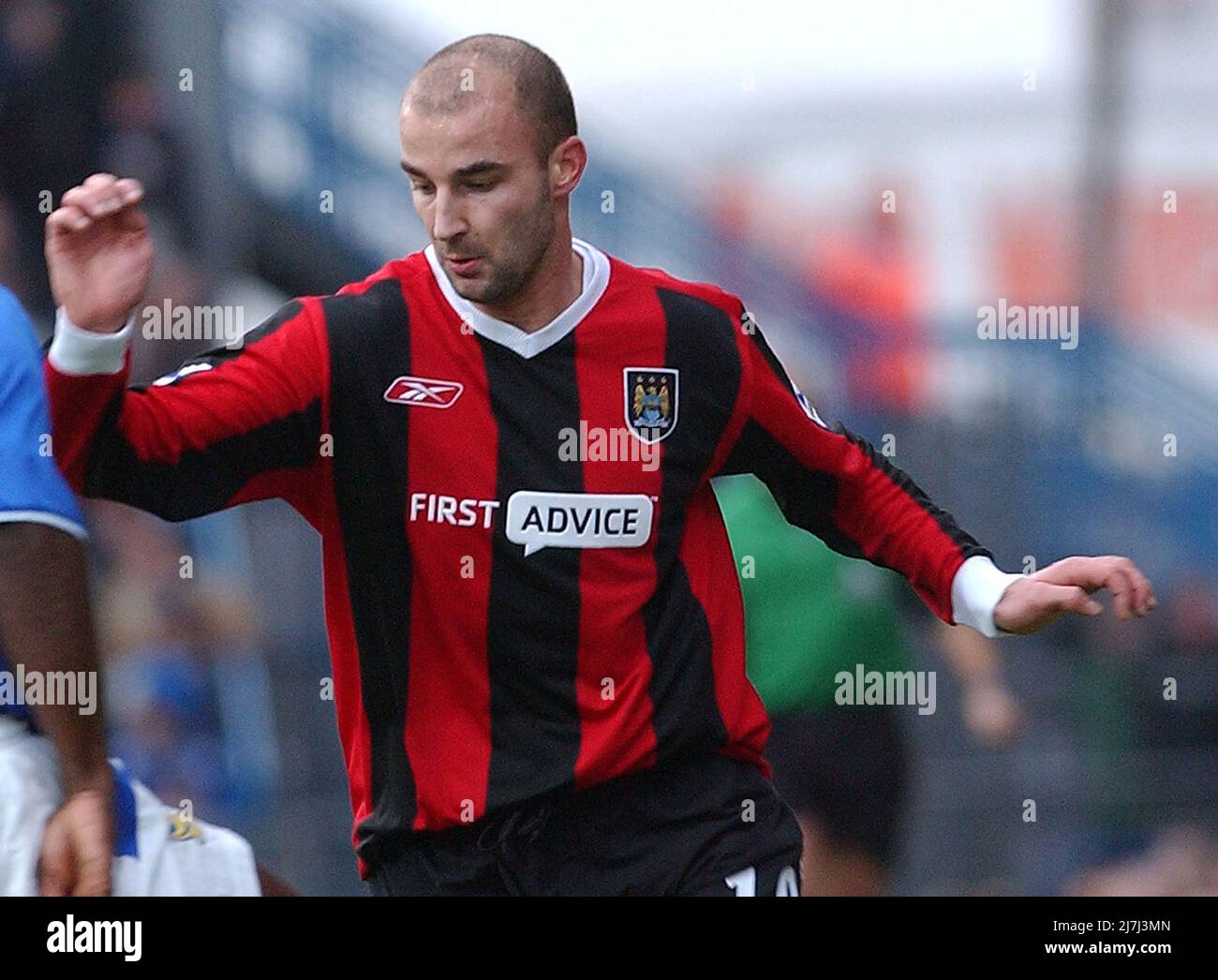 PORTSMOUTH V MANCHESTER CITY ANTOINE SIBIERSKI PIC MIKE WALKER, 2004 Banque D'Images