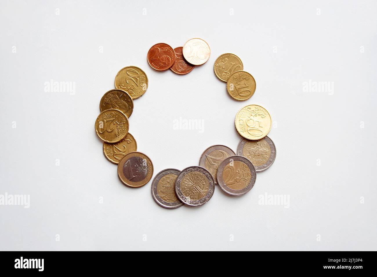 Pièces en euros de valeur différente dans un cercle isolé sur fond blanc Banque D'Images