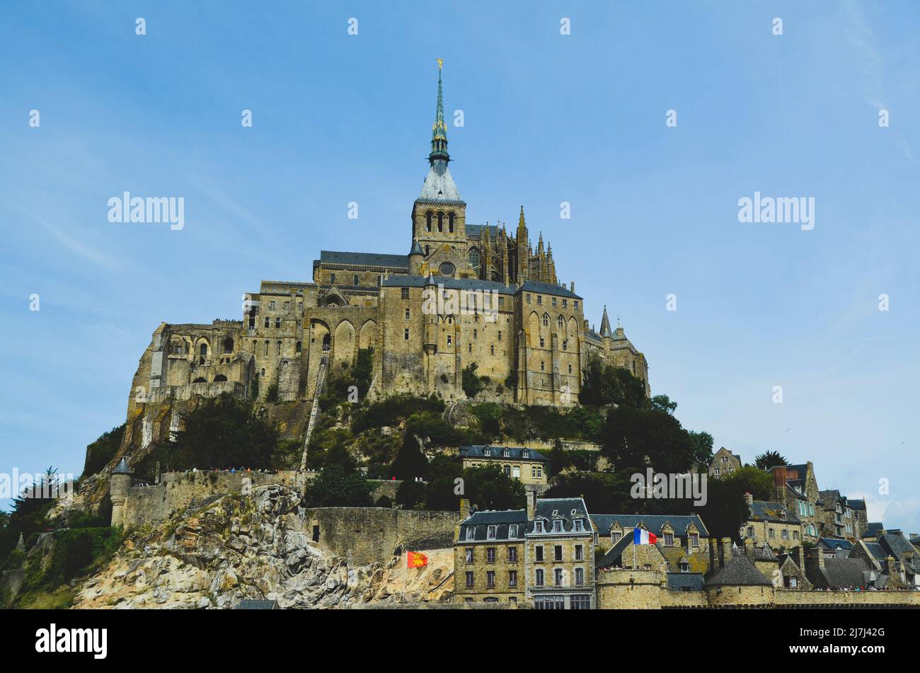 Mont-Saint-Michel en France, avec des bâtiments historiques, des murs et une église construite sur une île marémotrice. Les bâtiments layés s'élèvent à 262 mètres jusqu'à Abby. Banque D'Images