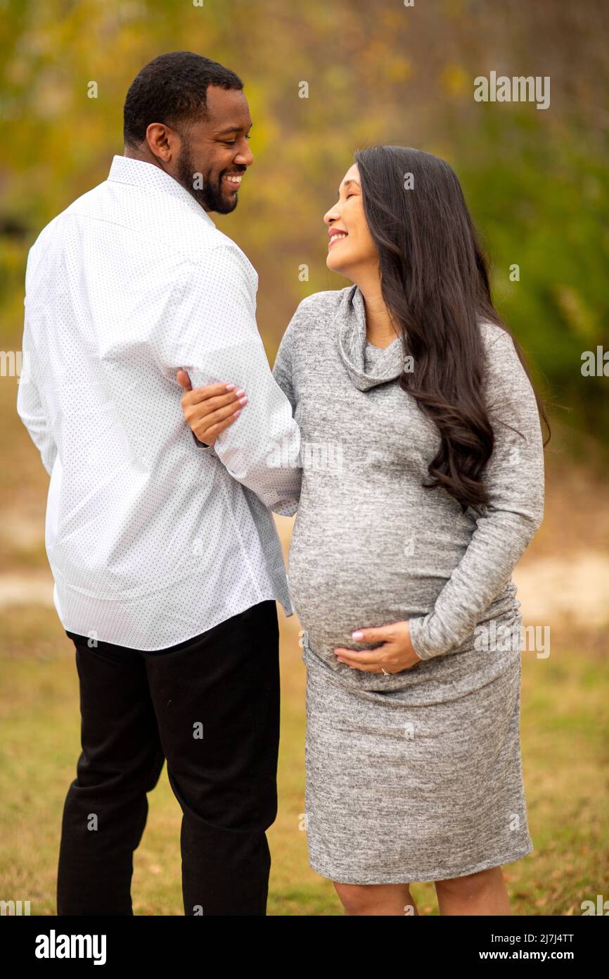 Portrait d'un couple de race mixte qui attend des parents Banque D'Images