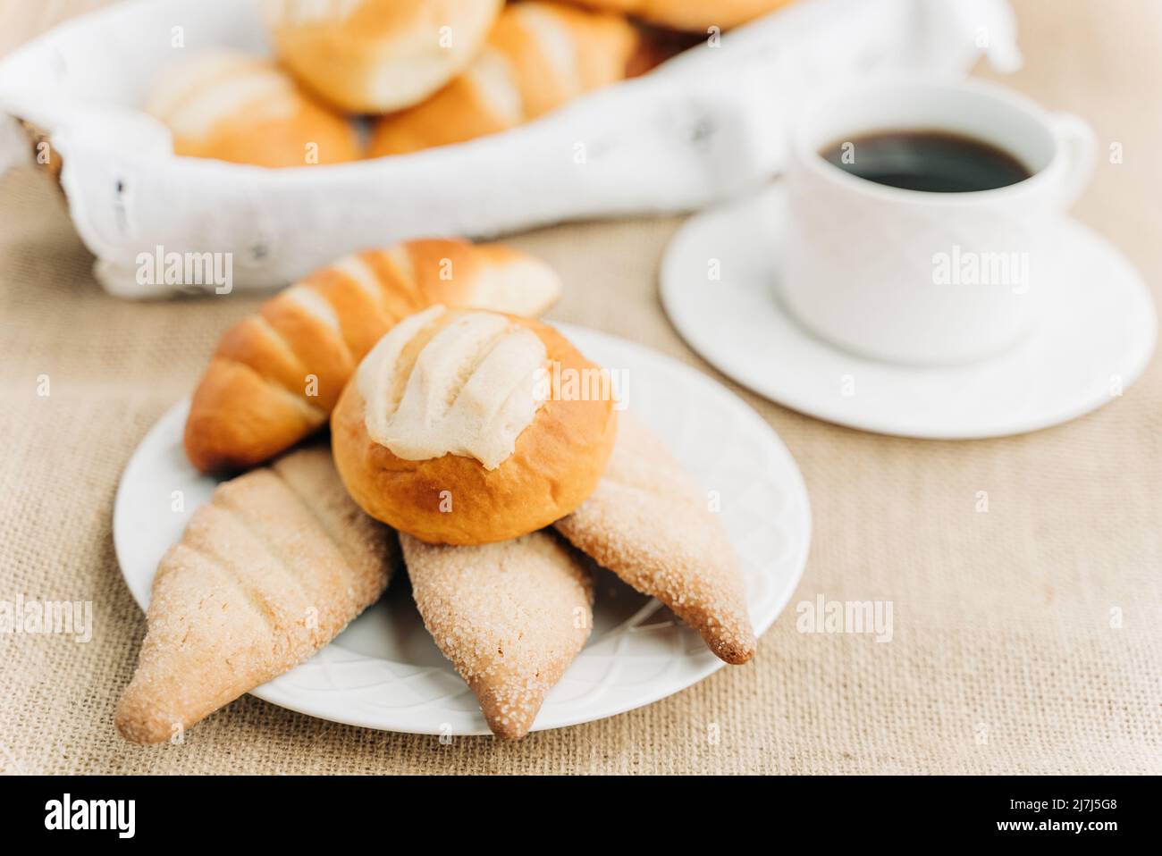 Pain sucré guatémaltèque traditionnel ou moule avec une tasse de café chaud en arrière-plan Banque D'Images